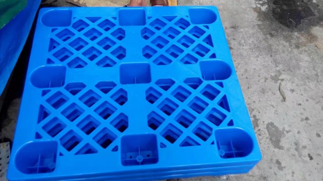 Reusable plastic pallets